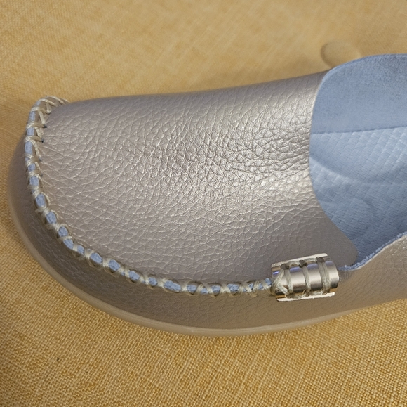 Everyday leather flats in gold several sizes, with memory foam sole NEW - Picture 5 of 6